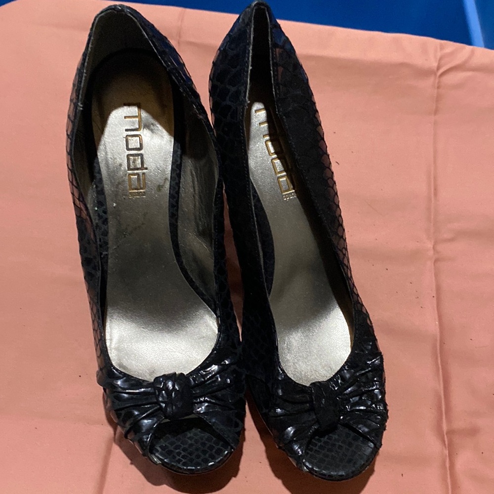 Moda black snack skin peak toe stilettos.